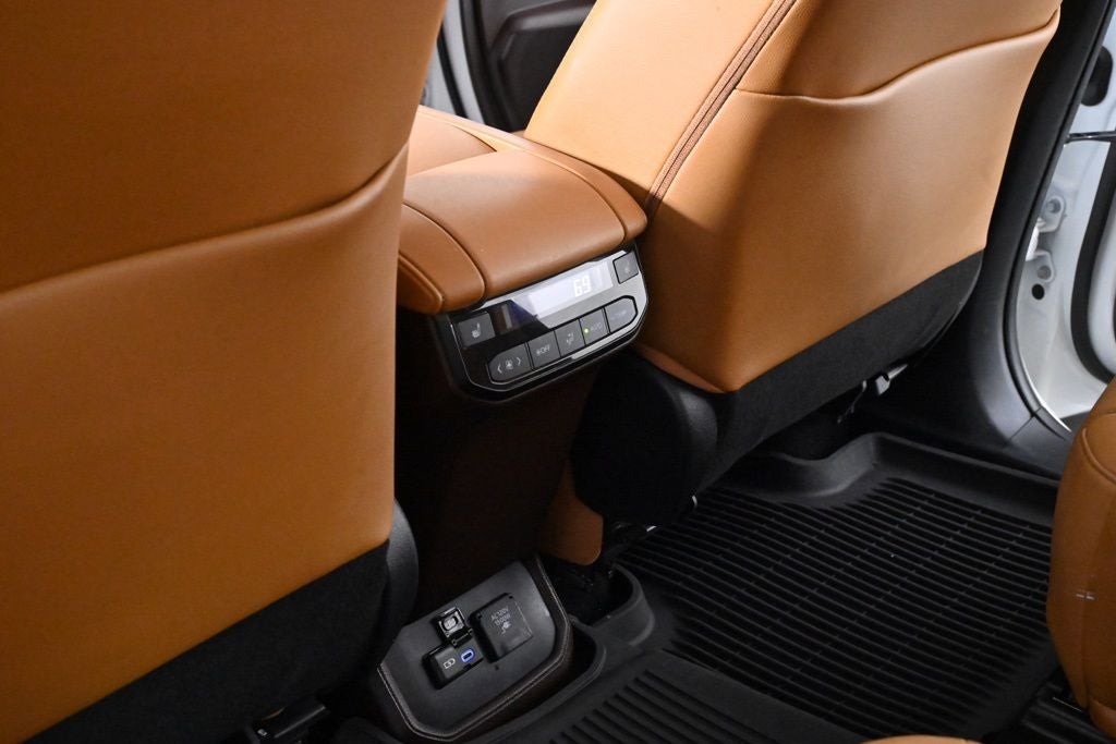 2022 Toyota Highlander Hybrid Platinum