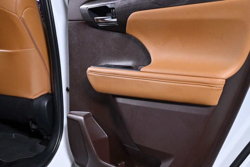 2022 Toyota Highlander Hybrid Platinum