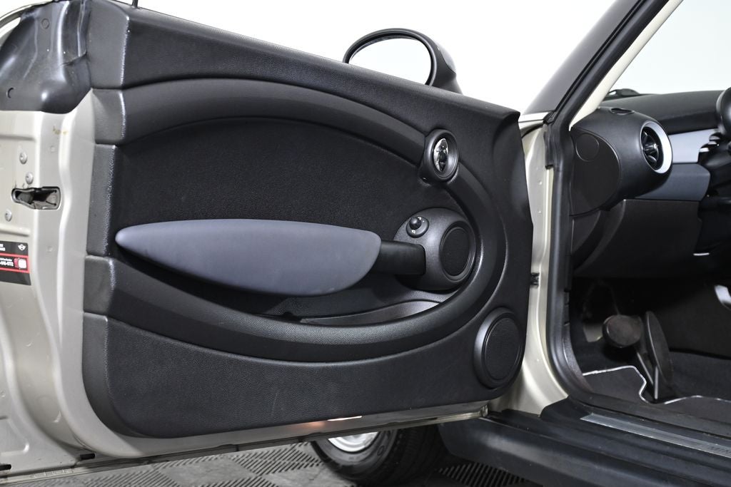 2011 MINI HARDTOP 2 DOOR 2dr Cpe