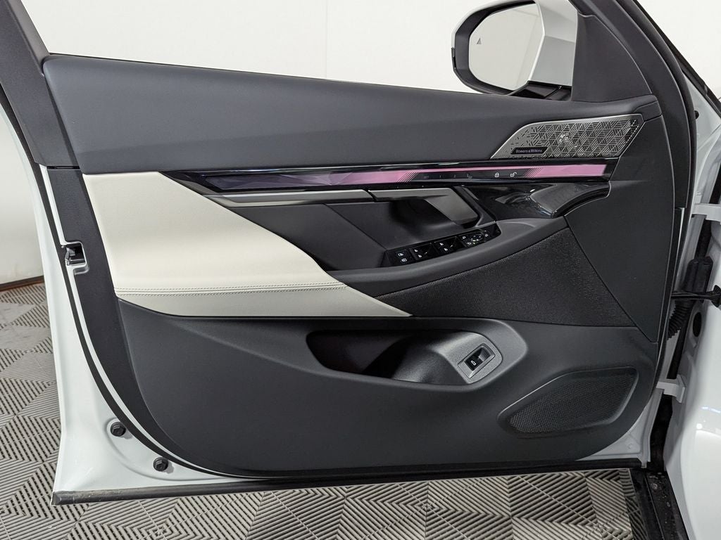 2027 BMW 550e 550e xDrive