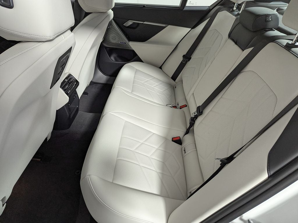 2027 BMW 550e 550e xDrive