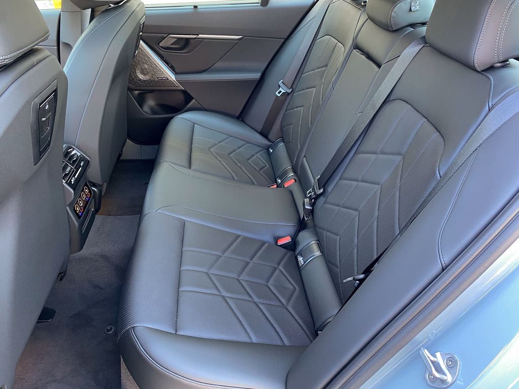 2027 BMW 550e 550e xDrive