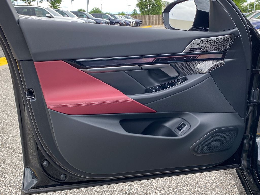 2027 BMW 550e Base