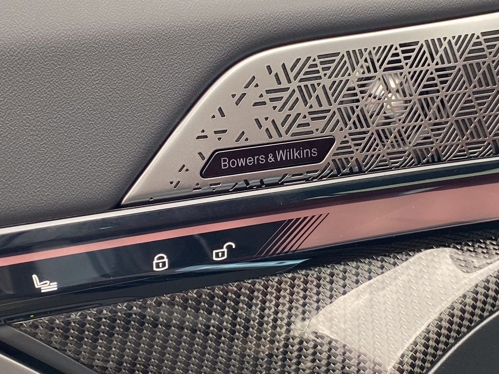 2027 BMW 550e Base