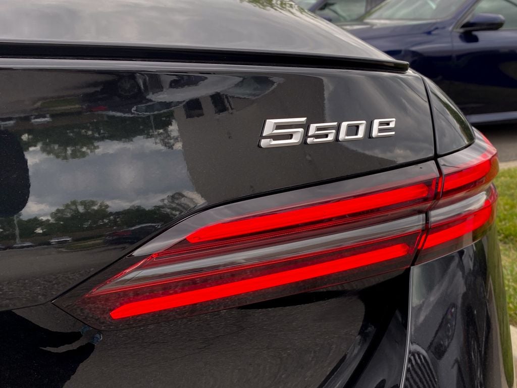 2027 BMW 550e Base
