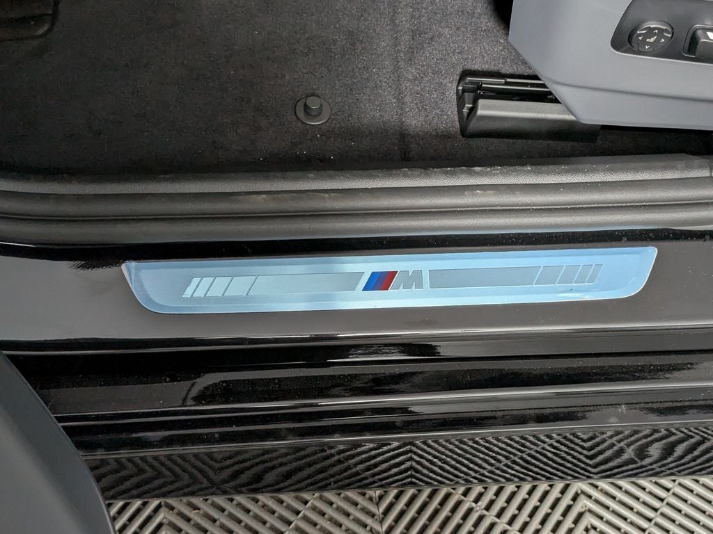 2027 BMW 550e Base