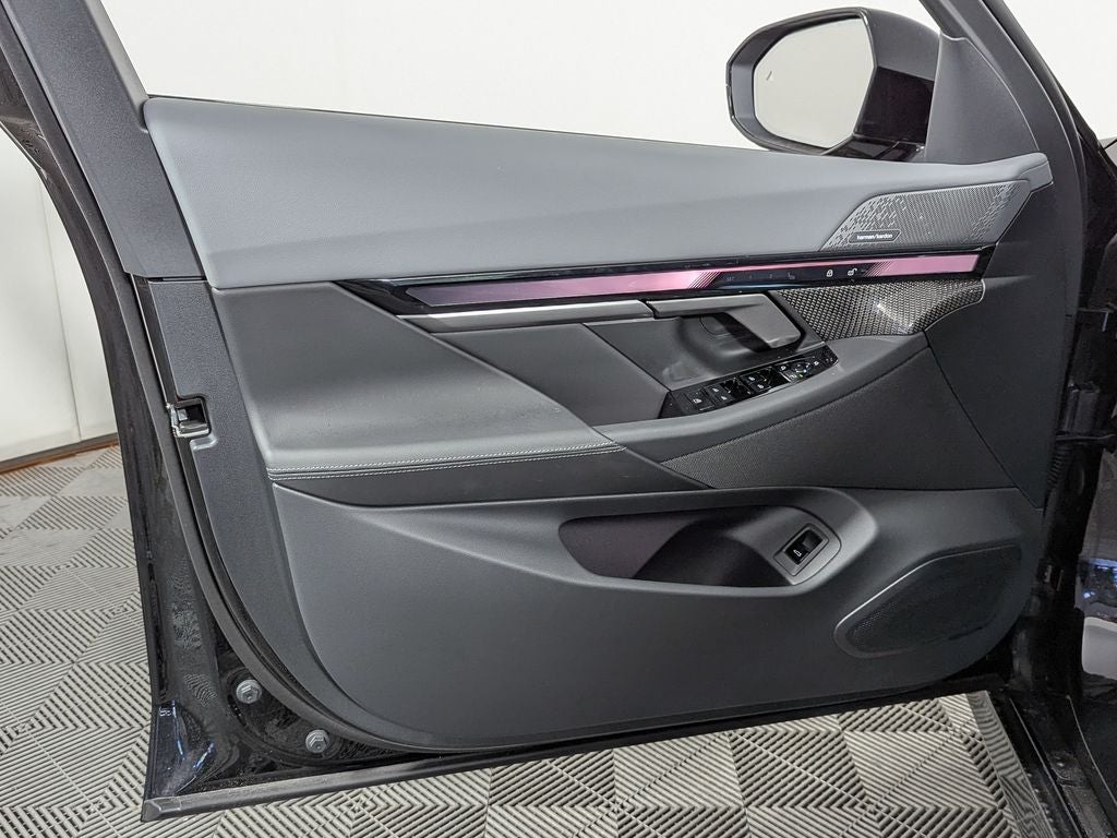2027 BMW 550e Base
