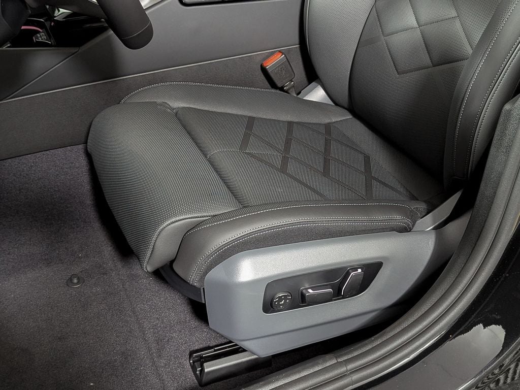 2027 BMW 550e Base