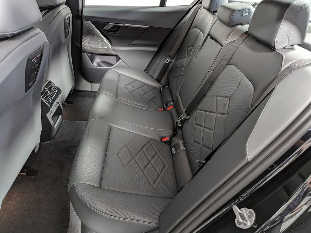 2027 BMW 550e Base