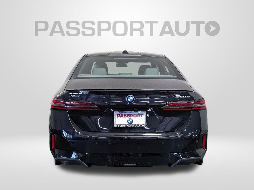 2027 BMW 550e Base