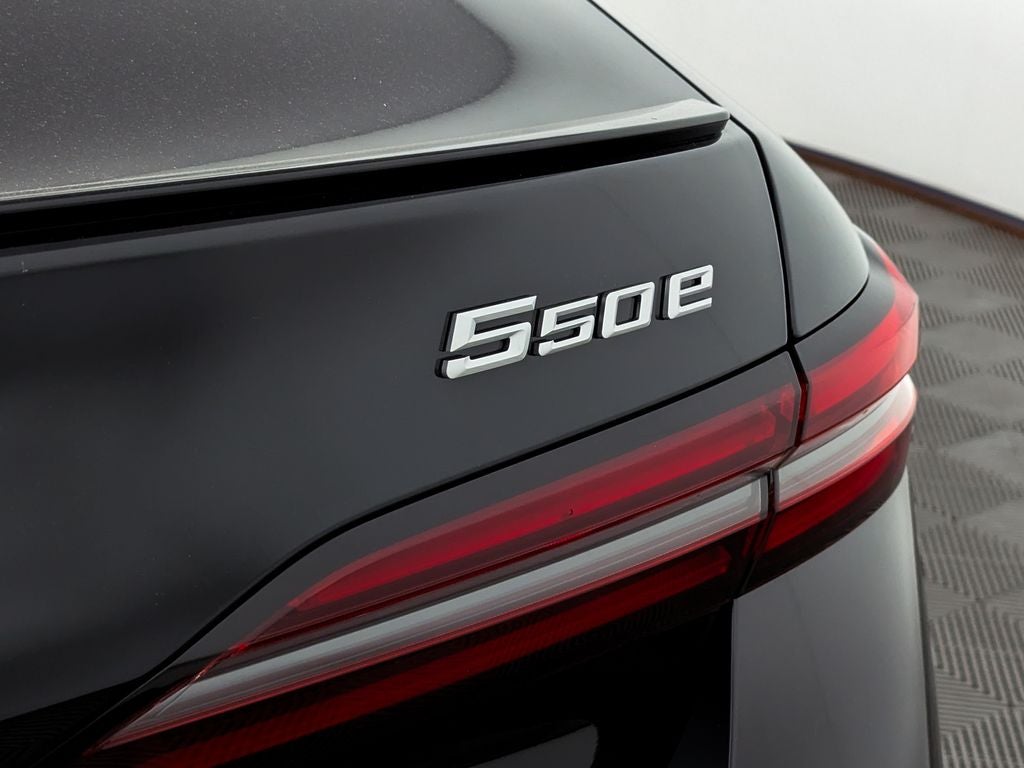2027 BMW 550e Base
