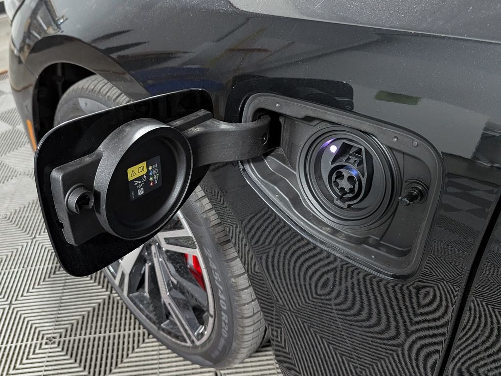2027 BMW 550e Base