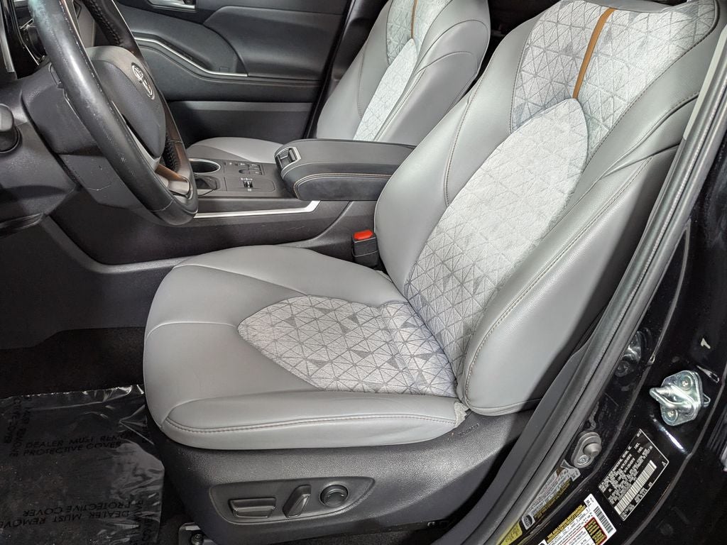 2023 Toyota Highlander Hybrid Bronze Edition