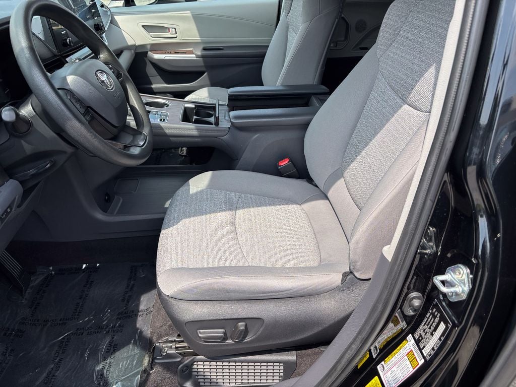2022 Toyota Sienna LE 8 Passenger