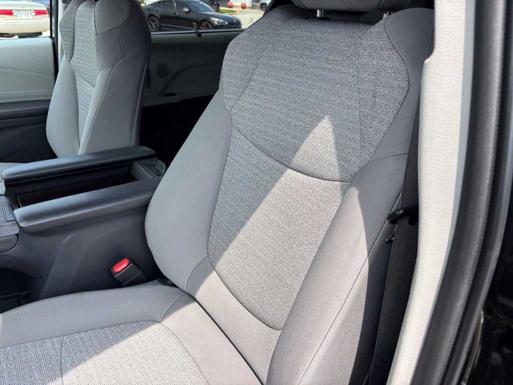 2022 Toyota Sienna LE 8 Passenger