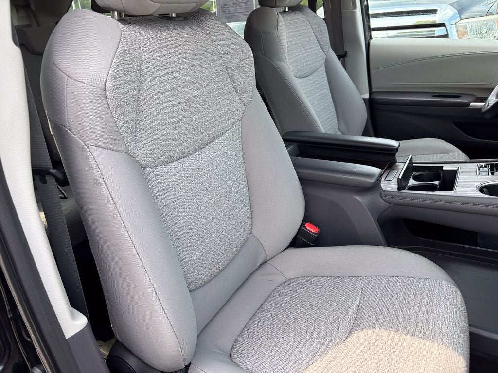 2022 Toyota Sienna LE 8 Passenger