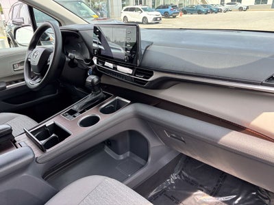 2022 Toyota Sienna LE 8 Passenger