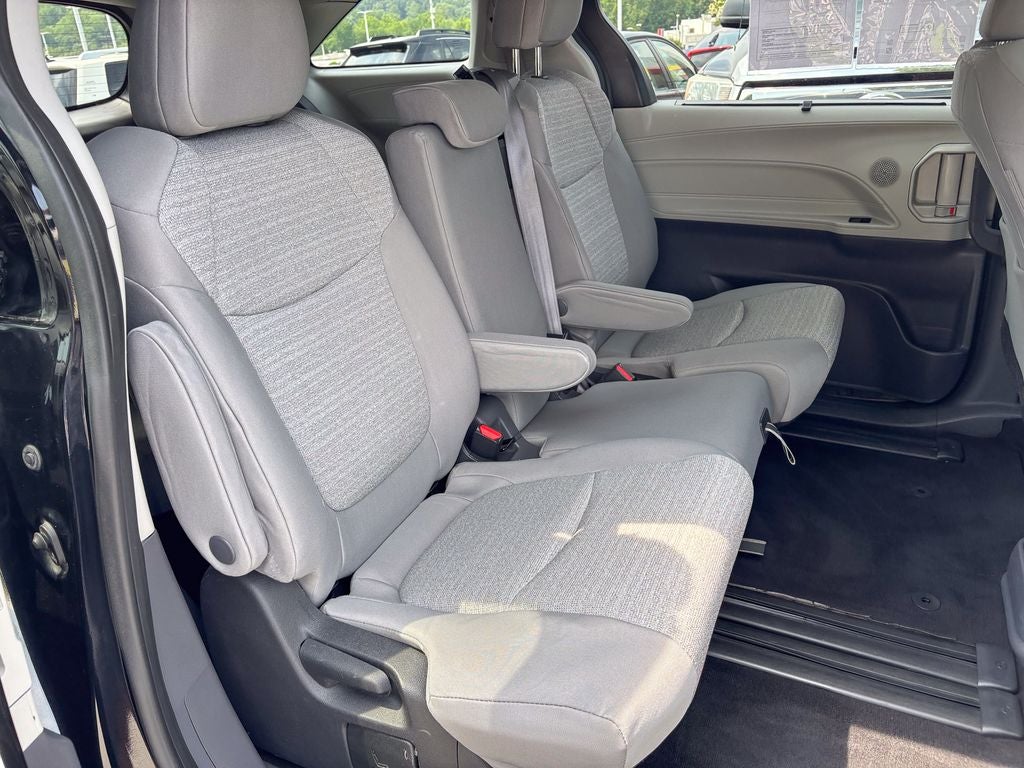 2022 Toyota Sienna LE 8 Passenger