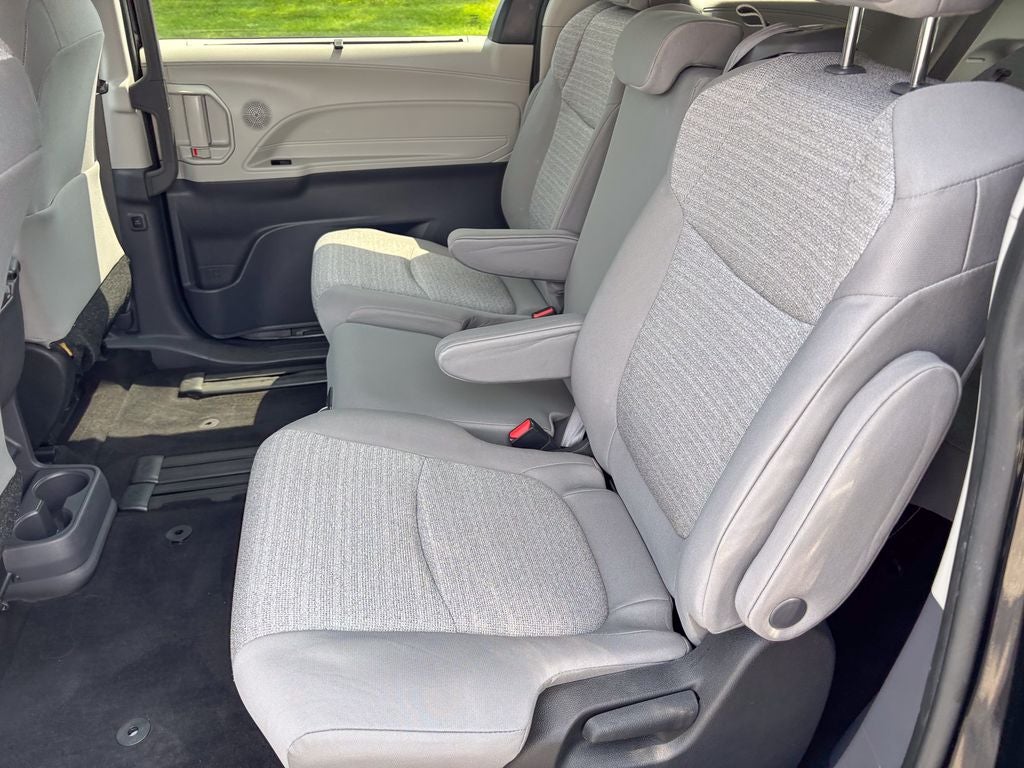 2022 Toyota Sienna LE 8 Passenger